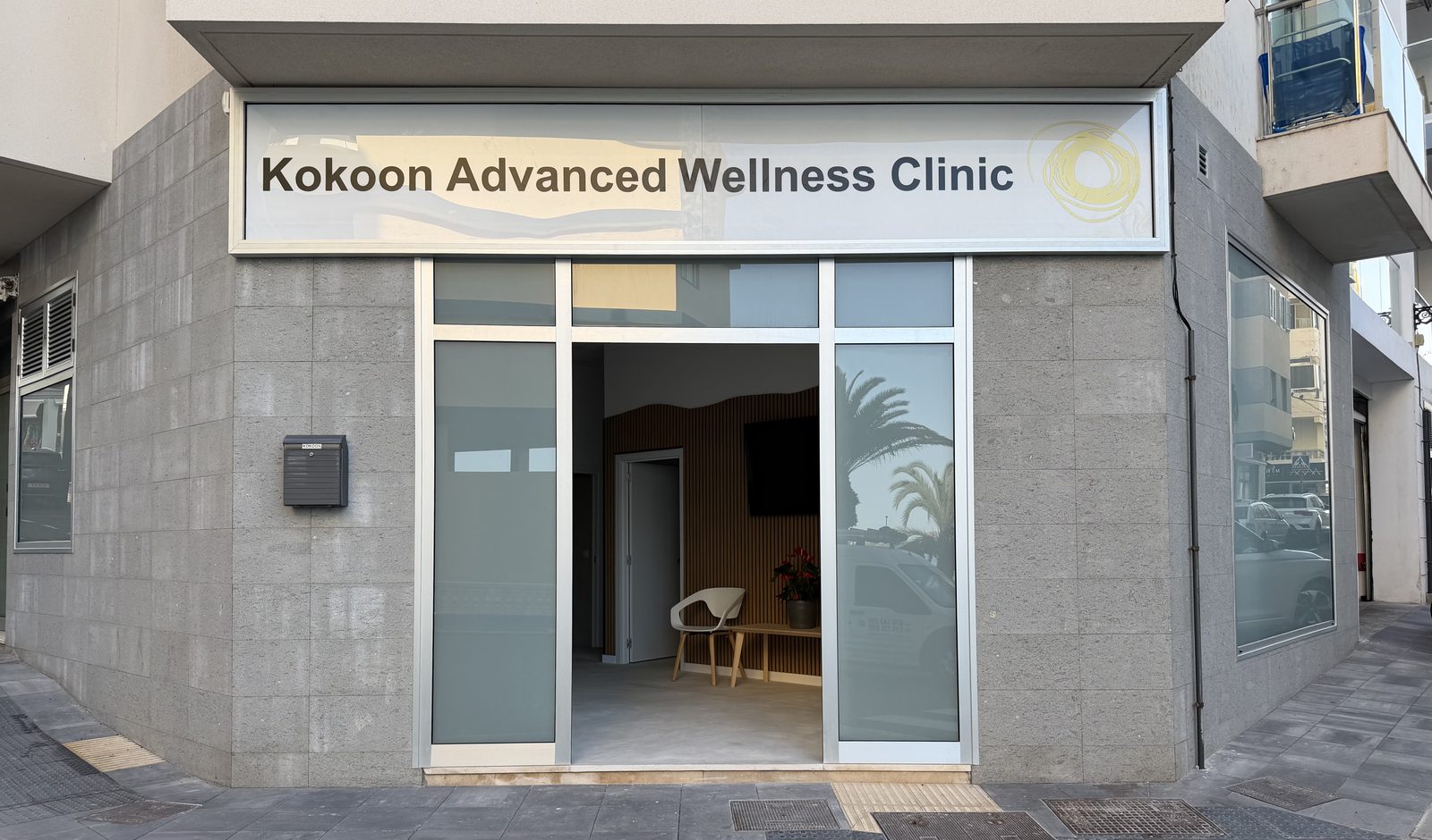 Kokoon Clavijo, exterior of the clinic in Arguineguín